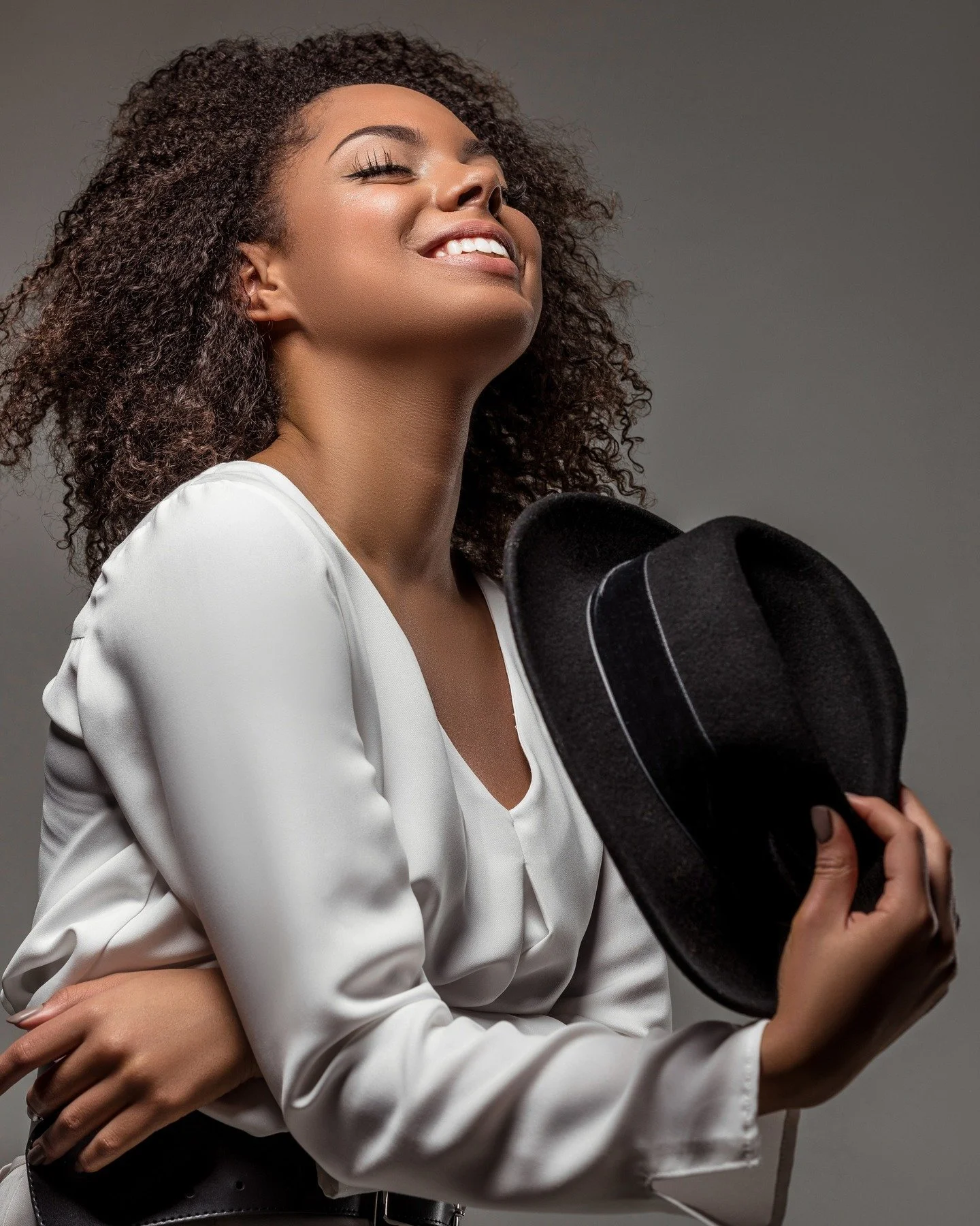 Photographers: Branding sessions work best in a space that does the heavy lifting.

Neutral palettes. Editorial texture. Multiple looks in one session.

Efficient. Professional. Client-ready.

📍 d14 Studio | Madison Heights
Book hourly at d14studio.