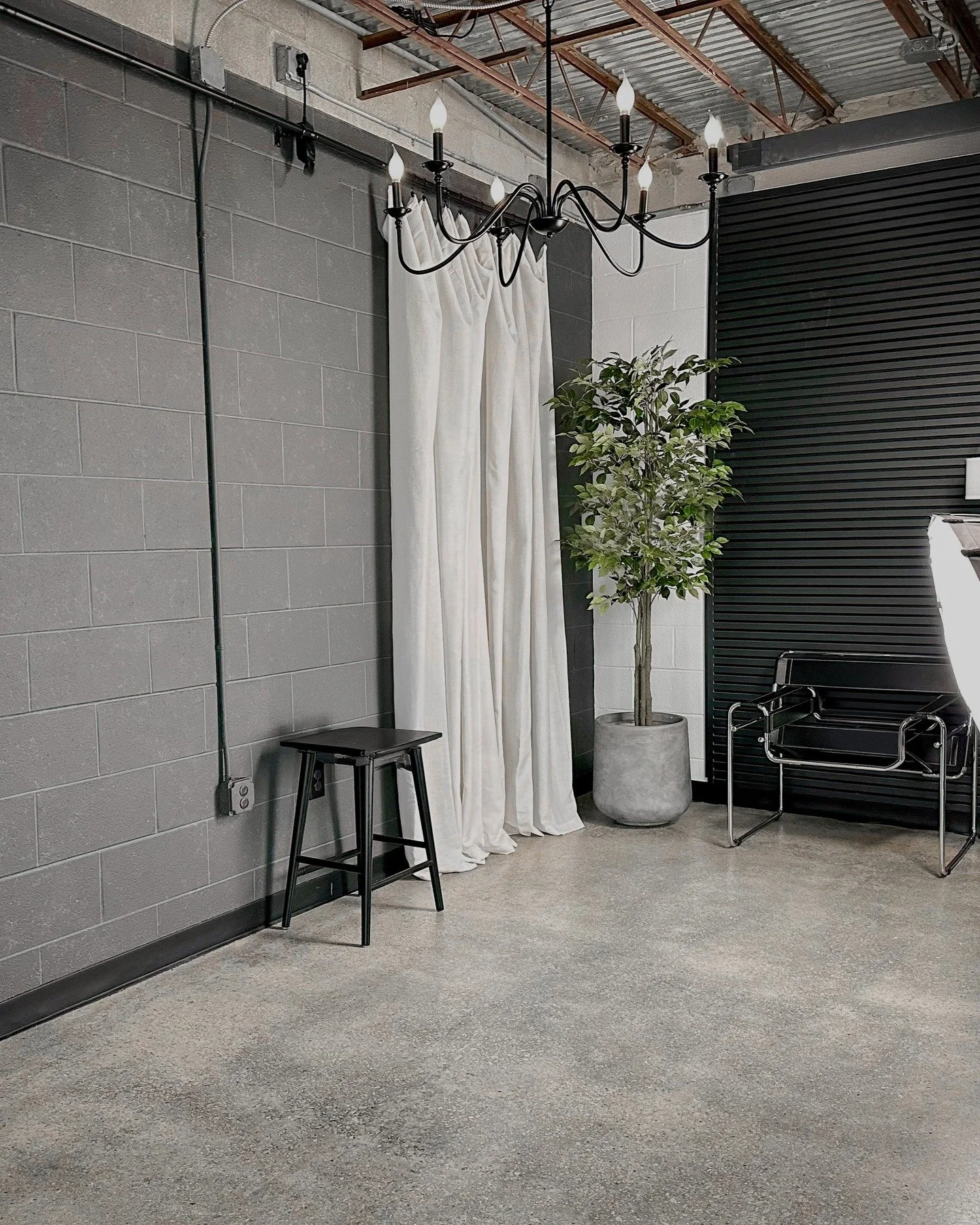 Details matter.

Texture. Light. Clean lines.
Every corner at d14 Studio is designed to give you multiple looks in one efficient session.

Industrial-modern interiors. Neutral palettes. Production-ready lighting. Built for photographers, brands, and 
