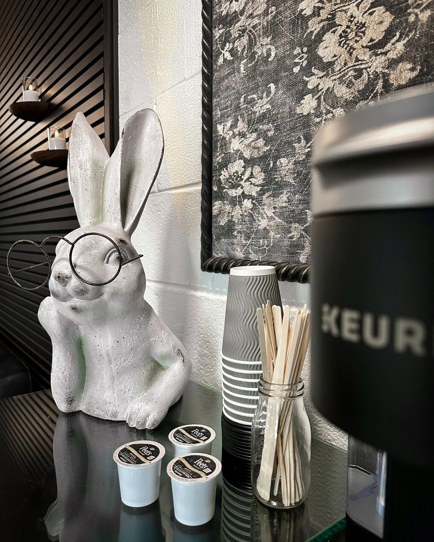 Been thinking about hosting Easter/Spring minis at d14? 🐰

And yes &mdash; this little corner? It&rsquo;s our coffee + beverage station, available for you and your clients.

Thoughtful details matter. From styled sets to a welcoming client experienc
