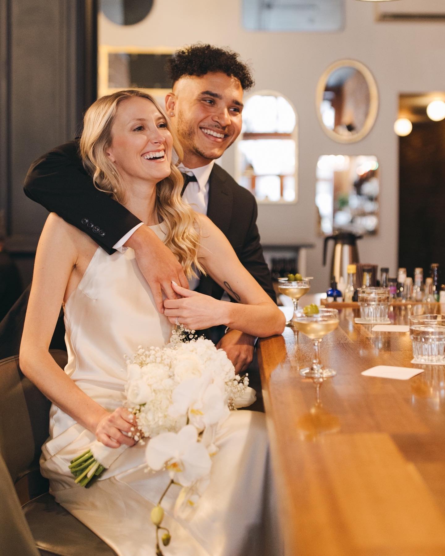 Just a lil ol pit stop for a Cheers before an I do 🥂

I loved that we were able to incorporate a cute little local bar moment into Chelsea and Stephens courthouse wedding day! A firm believer in treating all weddings like the fun celebratory moment 