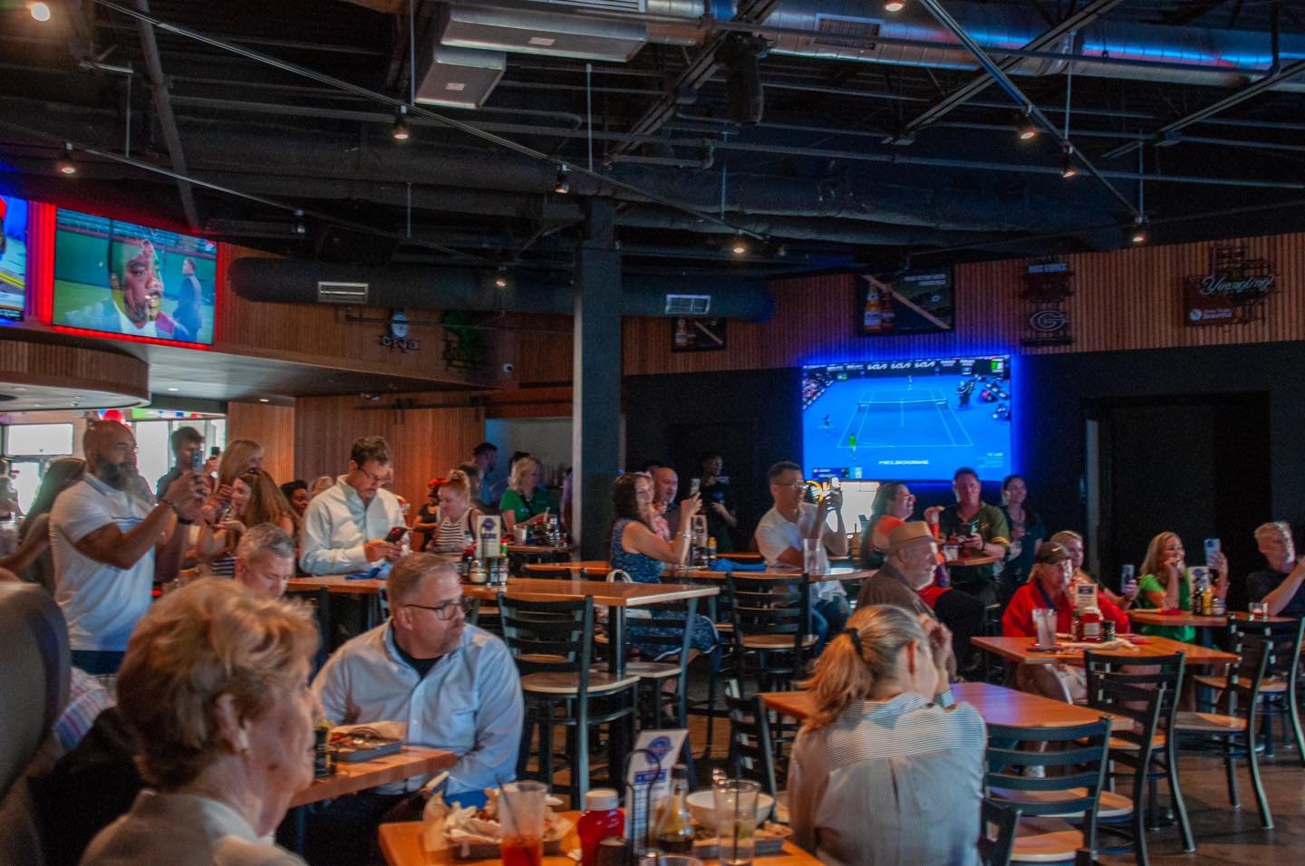 Looking for a spot to catch the game? We'll see you at Underdog! 

🏒 Stars at 3:30pm
🏀 Mavs at 8pm