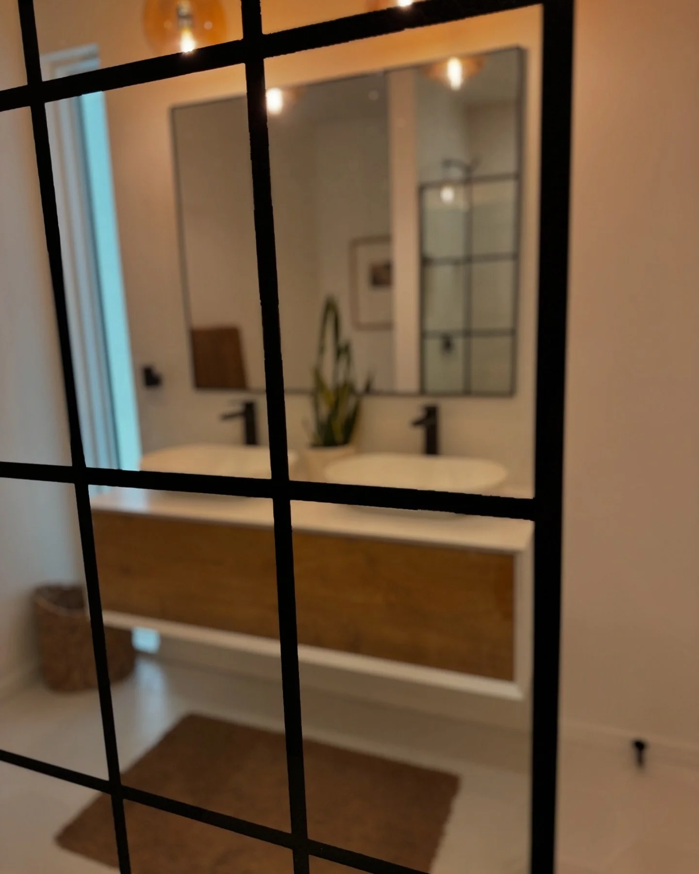 In 2024, personalization continues to be a key trend, with homeowners seeking shower doors that reflect their unique style and needs. Customizable options, such as glass type, hardware finish, and door configuration, allow for a tailored bathroom des
