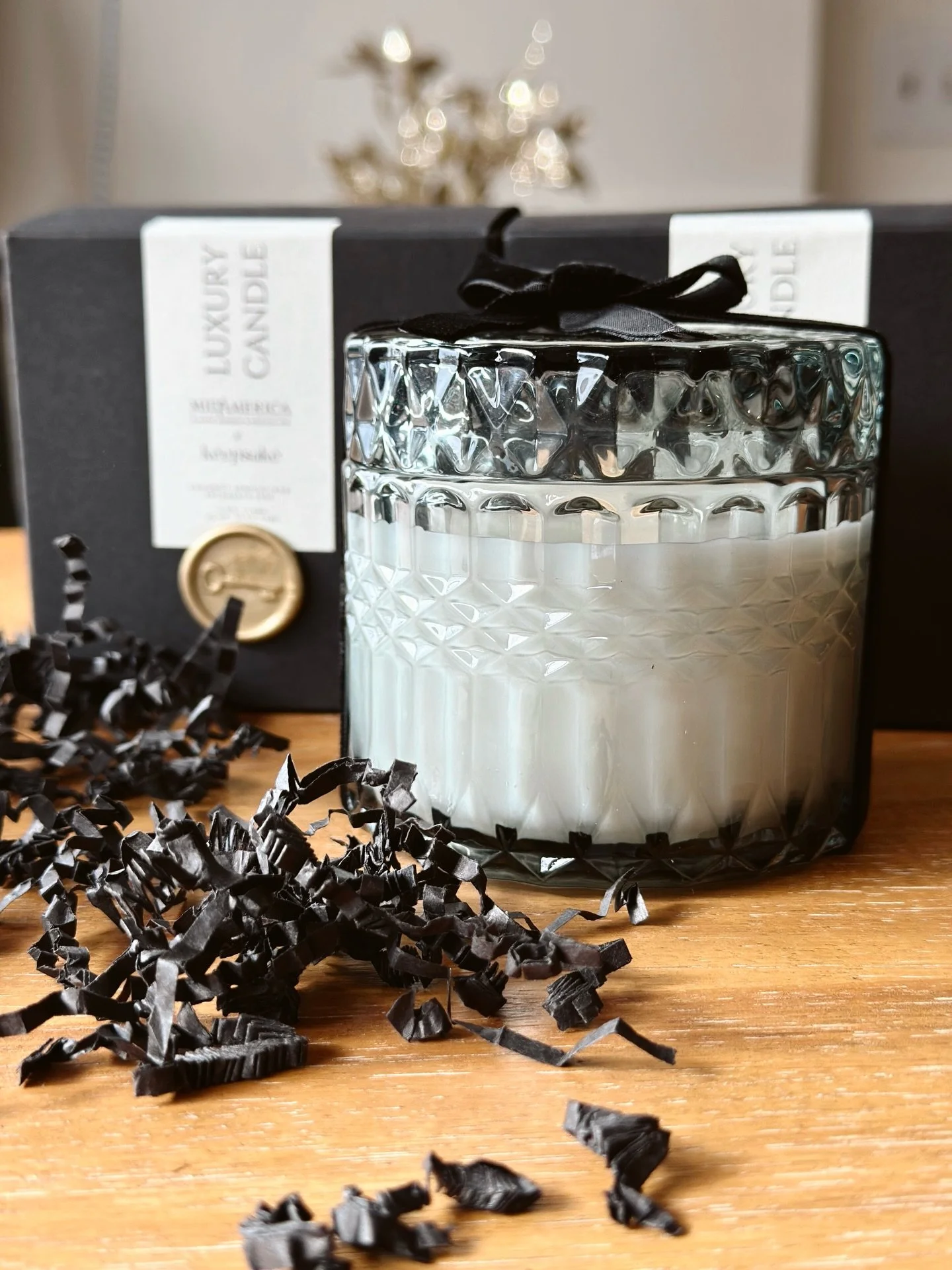 Proof that scent is always a large part of the experience ✨

Enter the @midamericamedspa @midamericaplasticsurgery signature candle, &ldquo;White Tea + Confidence&rdquo; created to match their space. 

This fragrance is 10/10 - clean, calm, and compl