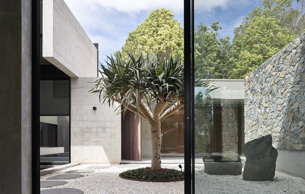 shaun-lockyer-architects-onedin-courtyard-landscape-concrete-modernism.jpg