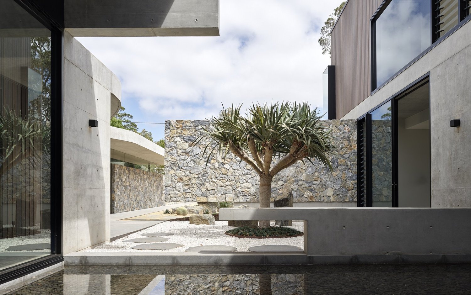 shaun-lockyer-architects-onedin-pond-courtyard-landscape.jpg