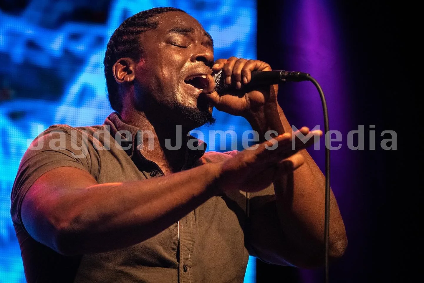 Amazing performances from @flowers_and_kain @iamfrankcolmenares and @rulovewilliams  at the @hygienicart last night. Full post and gallery on my website coming tomorrow 📸