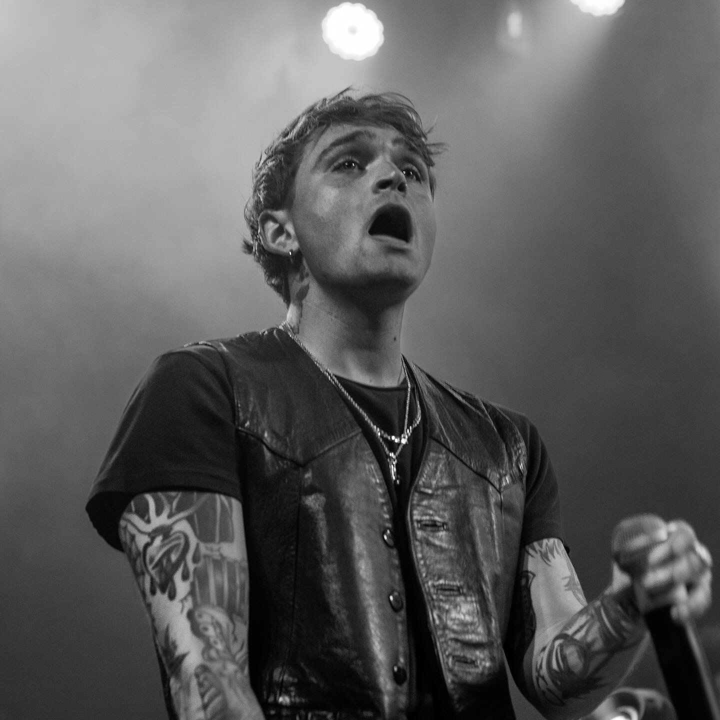 @justin_clancy performing at the @chriswebby Last Wednesday Tour @toadsplace 

@suavemobllc is keeping busy 📸

B&amp;W or Color?