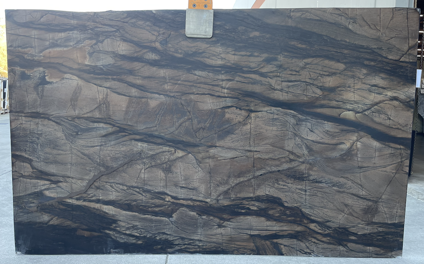 Lot#: 230272 / Size: 79" x 126" / Finish: Leathered