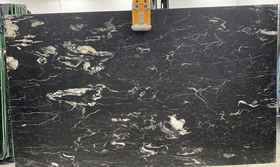 Lot#: 218723 / Size: 71" x 116" / Finish: Leathered