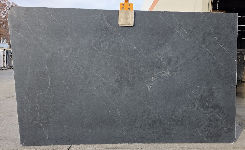 Lot# 230490 / Size: 77" x 129" x 3cm / Finish: Honed