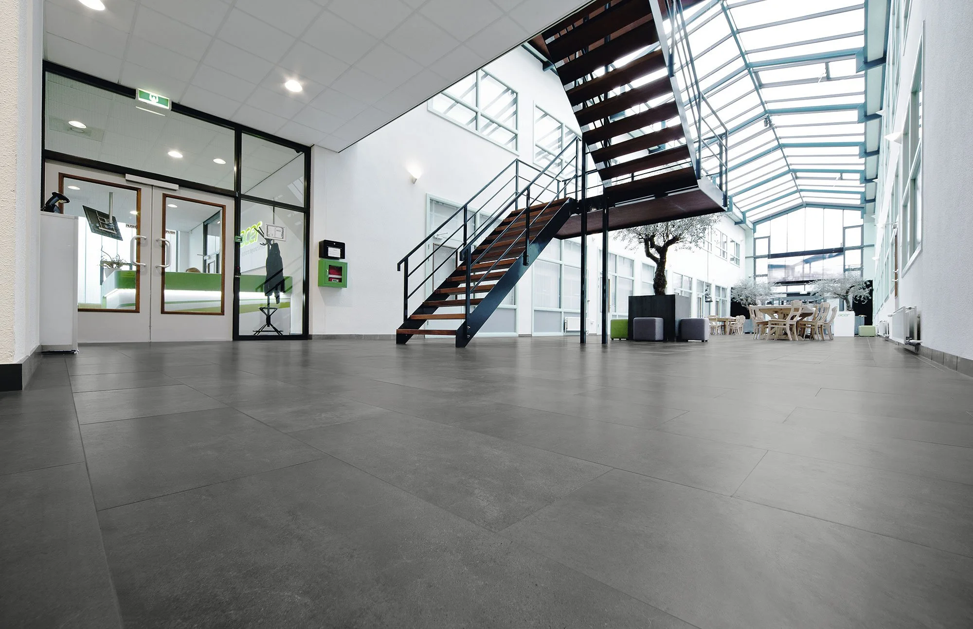 amb-living-ceramics-gubi-anthracite-01-hr.jpg