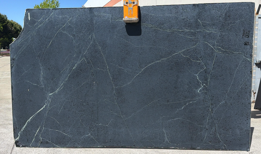 Lot#: 231000 / Size: 132" x 77" x 3cm / Finish: Honed