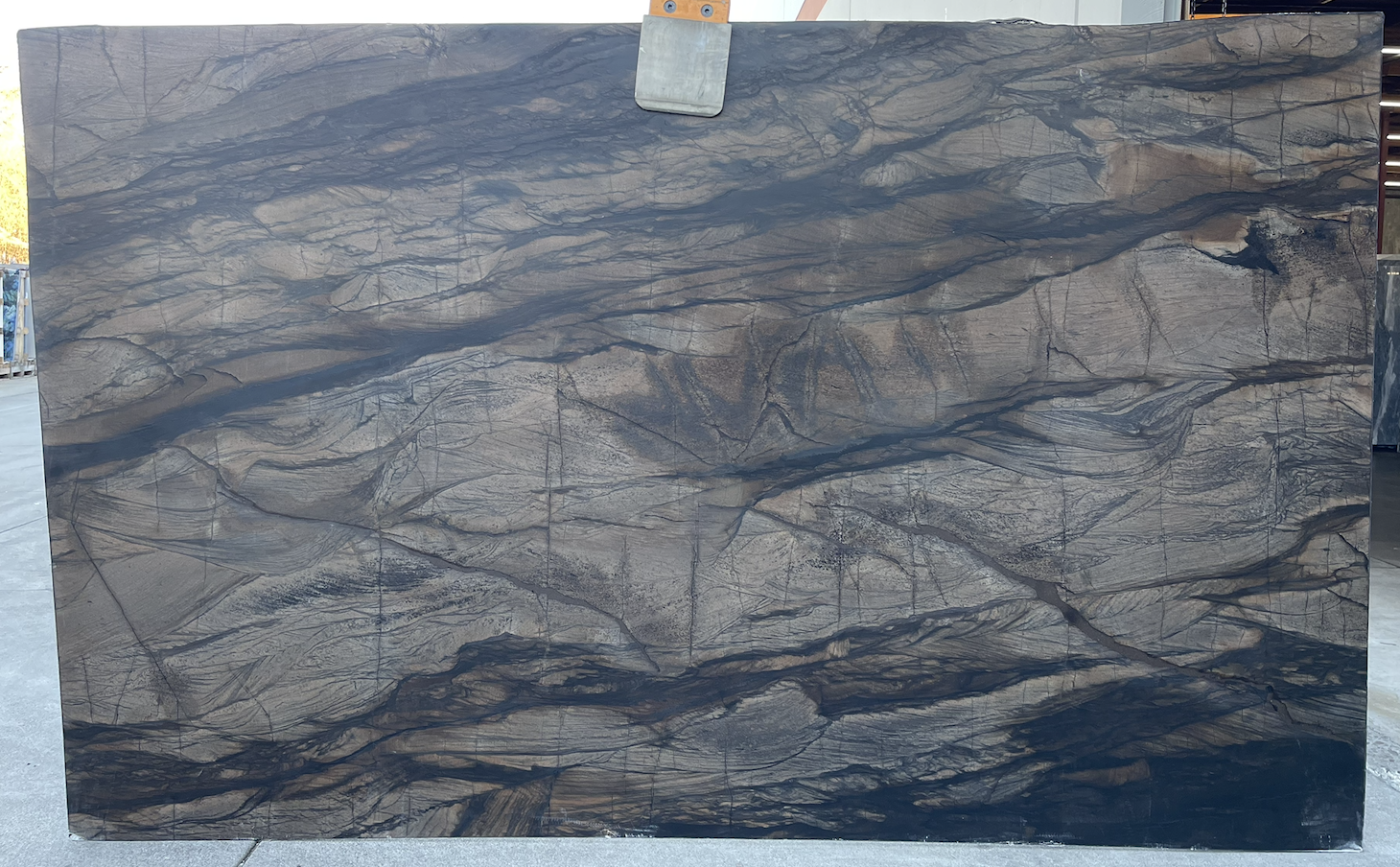 Lot#: 230271 / Size: 78" x 126" / Finish: Leathered