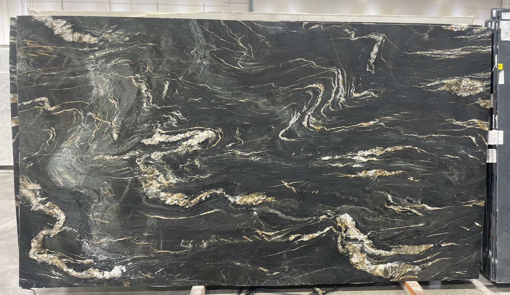 Lot#: 232462 / Size: 76" x 135" / Finish: Leathered