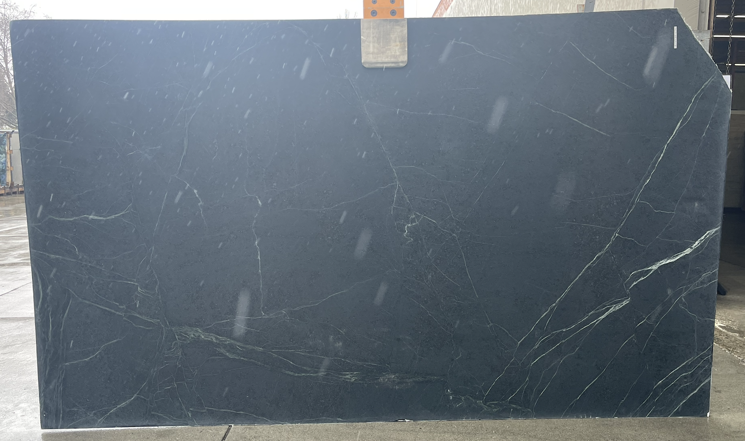 Lot# 230621 / Size: 77" x 131" x 3cm / Finish: Honed