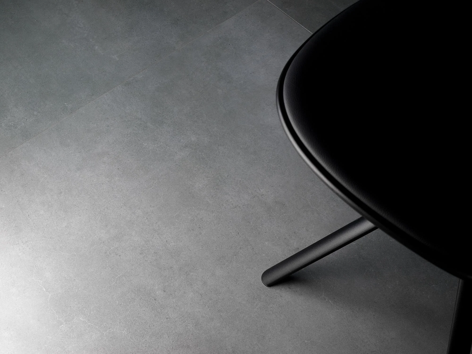 amb-living-ceramics-gubi-anthracite-det-02-hr-1.jpg