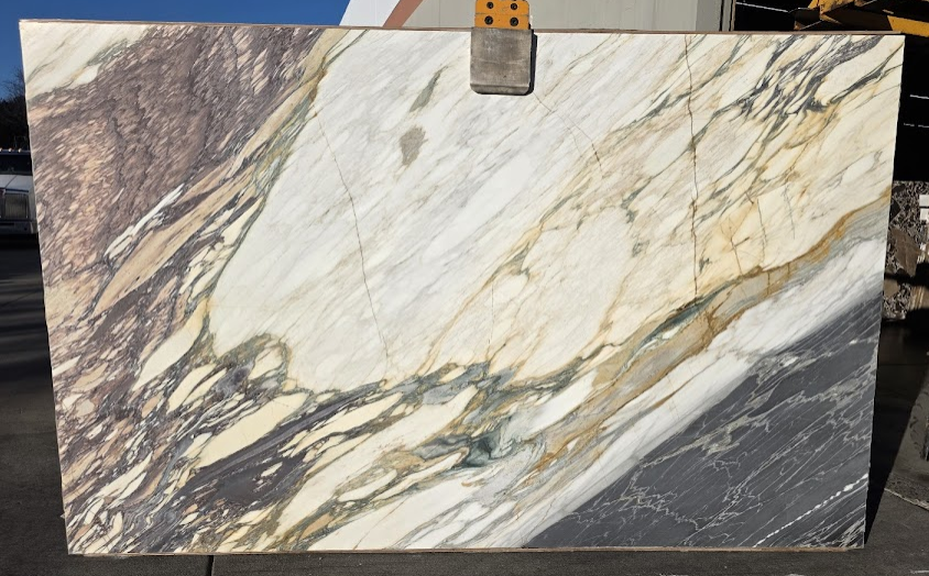 Lot#: 230252 / Size: 77" x 122" / Finish: Honed