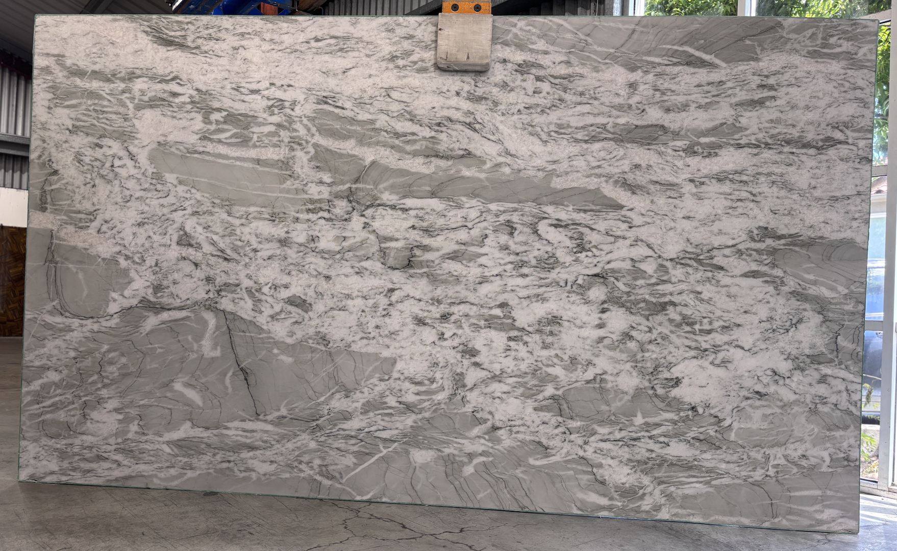 Lot#: 22020 / Size: 75" x 131" / Finish: Leathered