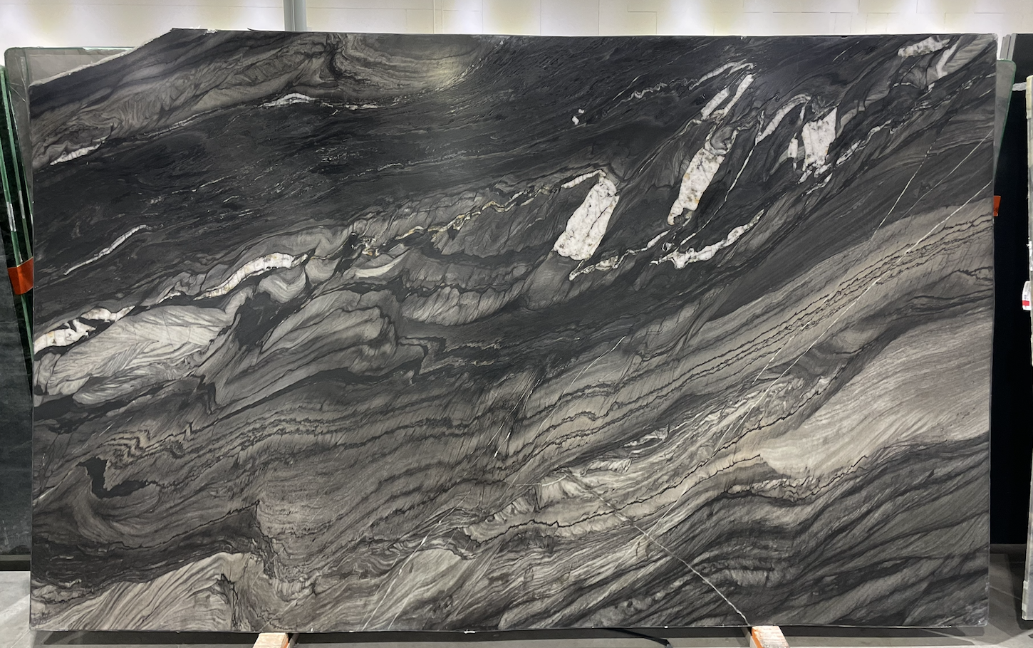 Lot#: 231883 / Size: 78" x 126" / Finish: Leathered