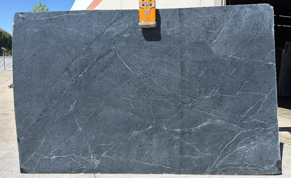 Lot#: 231010 / Size: 128" x 80" x 3cm / Finish: Honed