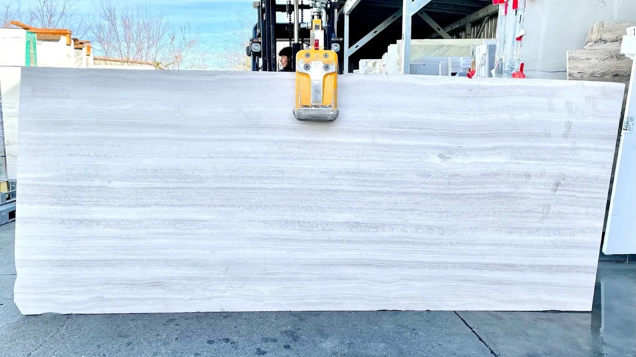 Lot#: 218210 / Size: 44" x 110" / Finish: Honed