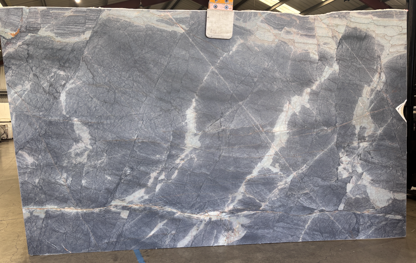 Lot# 231562 / Size: 75" x 127" / Finish: Leathered