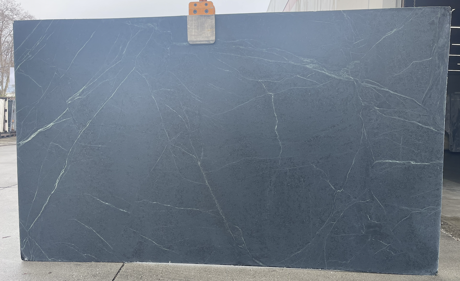 Lot# 230622 / Size: 77" x 131" x 3cm / Finish: Honed