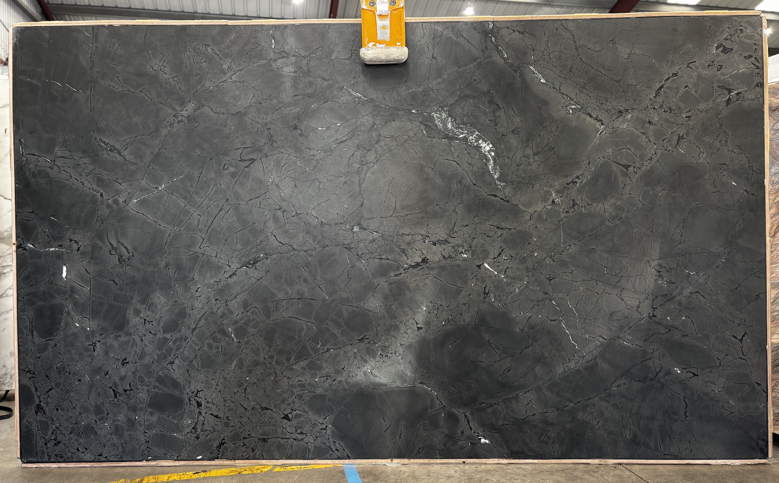 Lot#: 230891 / Size: 78" x 135" / Finish: Leathered
