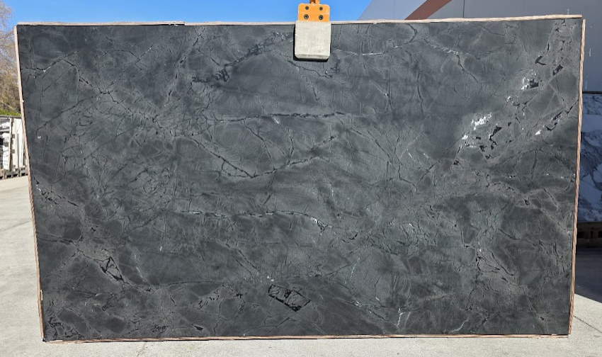 Lot#: 230892 / Size: 78" x 135" / Finish: Leathered