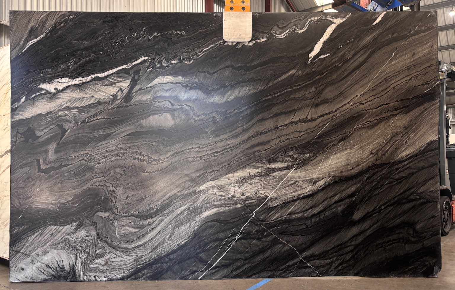 Lot#: 231882 / Size: 78" x 129" / Finish: Leathered