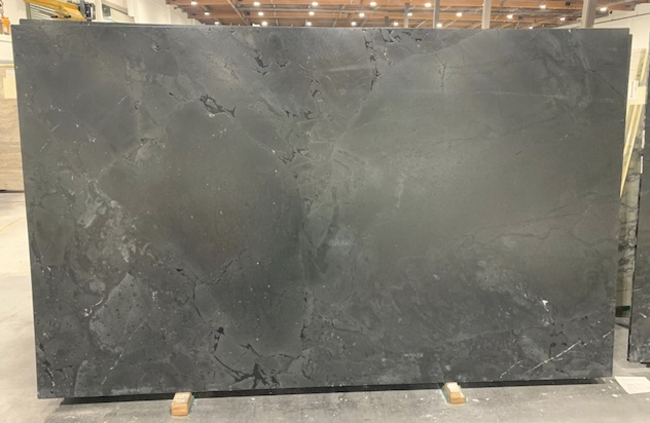 Lot#: 231982 / Size: 80" x 130" / Finish: Leathered