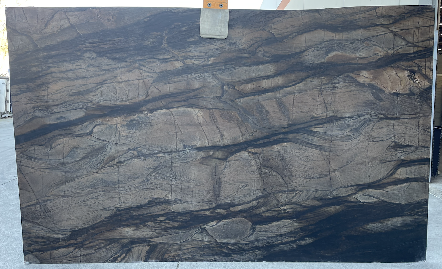 Lot#: 230273 / Size: 78" x 126" / Finish: Leathered