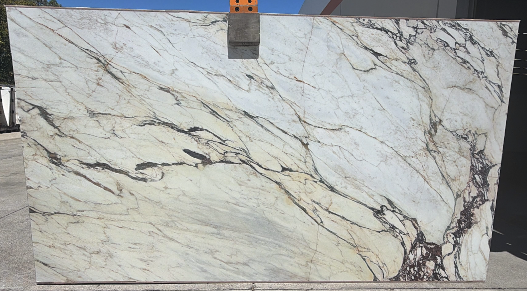 Lot#: 231241 / Size: 79" x 139" / Finish: Honed