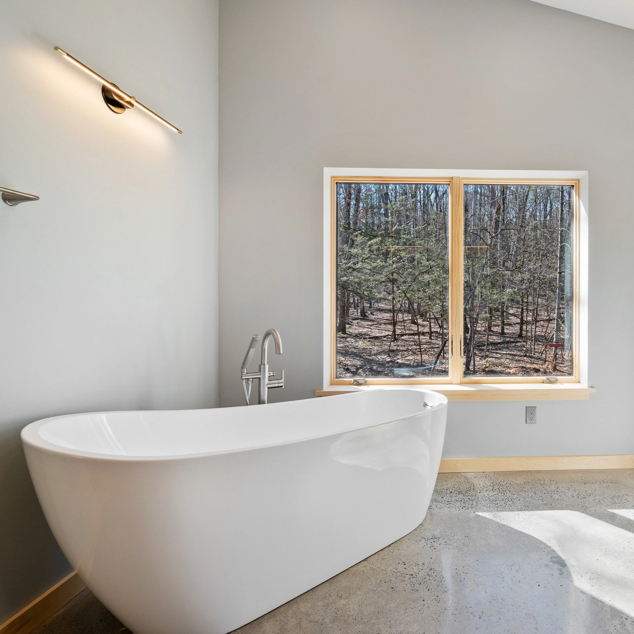 Minimalist-Modern-Forest-Home-Olive Bridge-NY-Bathroom-2-Amy-Moses-Architecture.jpg