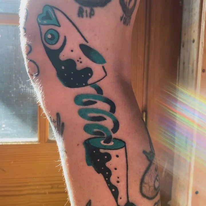 I&rsquo;m having strong  feelings for this fish. 
Thankyou my Larkin &amp; ozzy for sitting so pretty for me 🦴
❤️🤗 @rattailparty 
#thisfishthisfish #tothetuneofthiskiss #inthestyleoffaithhill
#qttr #pnwtattoo