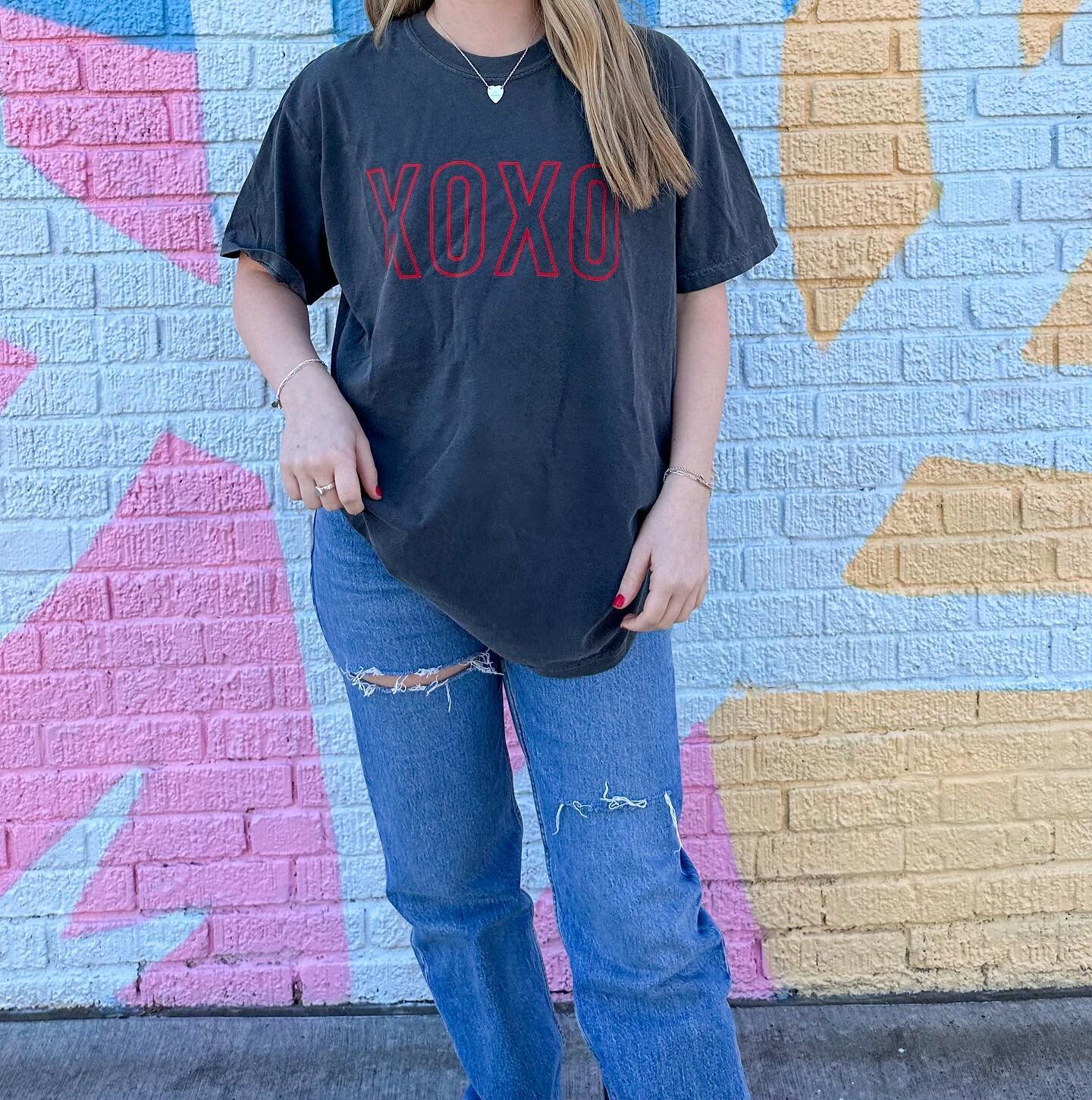 XOXO top🪩🍒

-available in gilden, comfort colors(pictured),&amp; bella canvas

-long sleeve, short sleeve, or crewneck 

-any color! 

short sleeve T-shirt-$20
long sleeve shirt-$25
crewneck-$35

#smallbusiness #shopsmall #shoplocal #oklahoma #comf
