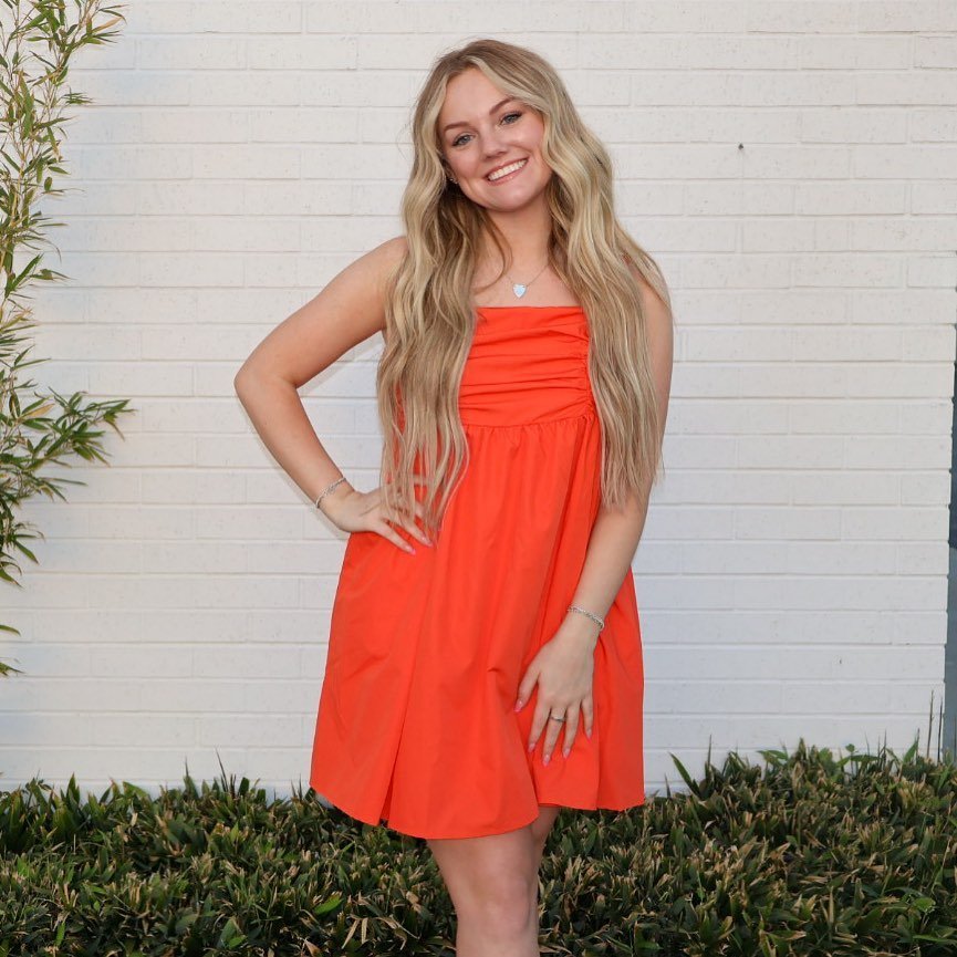 The perfect dress for spring or gamedays!! 🧡🪩

Size small-large, dm to buy! 

#shopsmall #shoplocal #gamedayfit #smallbusiness
#gamedayoutfit #cutedress
