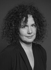 Portrait en noir et blanc de Nathalie Savary, intervenante dans l'atelier interprétation