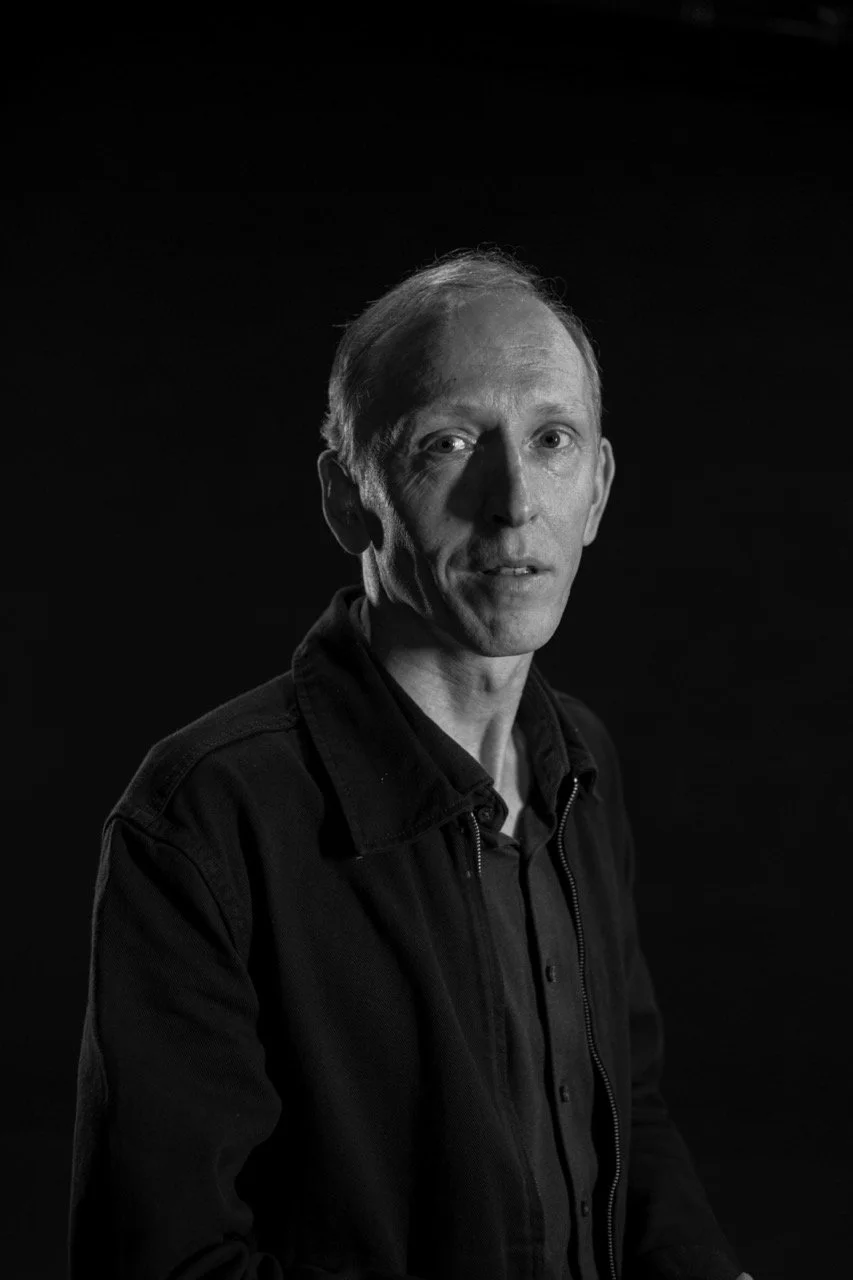 Portrait en noir et blanc de Olav Benestvedt, intervenant pour l'atelier et la formation voix et chant