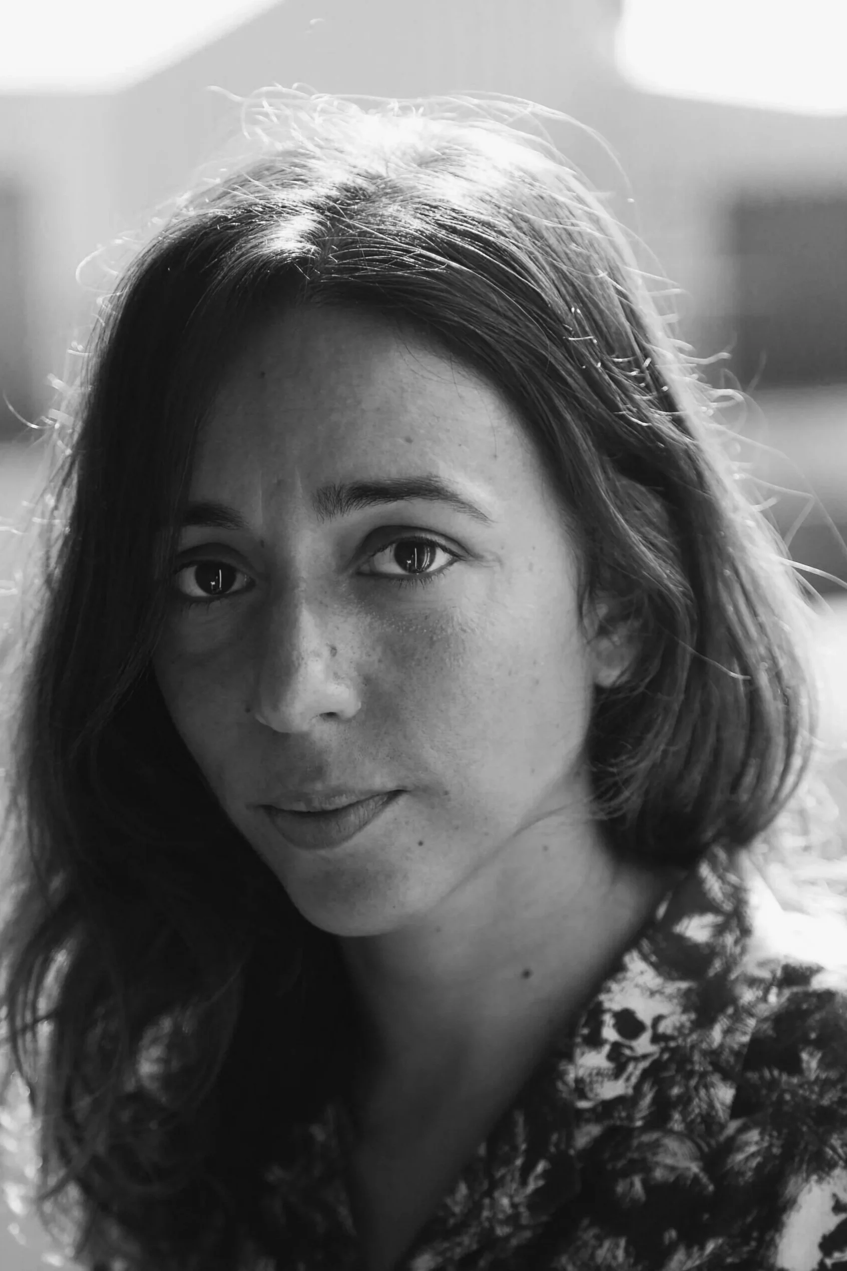 Portrait noir et blanc de Sophie Mourousi, intervenante pour l'atelier interprétation.