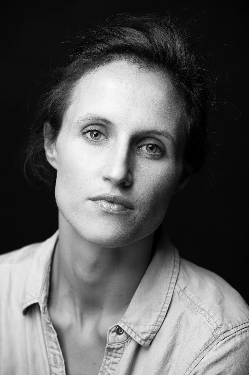 Portrait en noir et blanc de Laura Clauzel, intervenante dans l'atelier voix