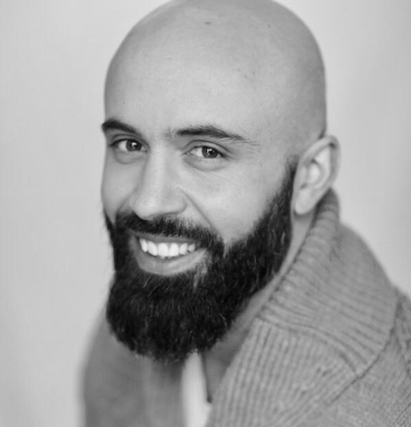 Portrait en noir et blanc de Arthur Mosca, intervenant dans l'atelier boxe.