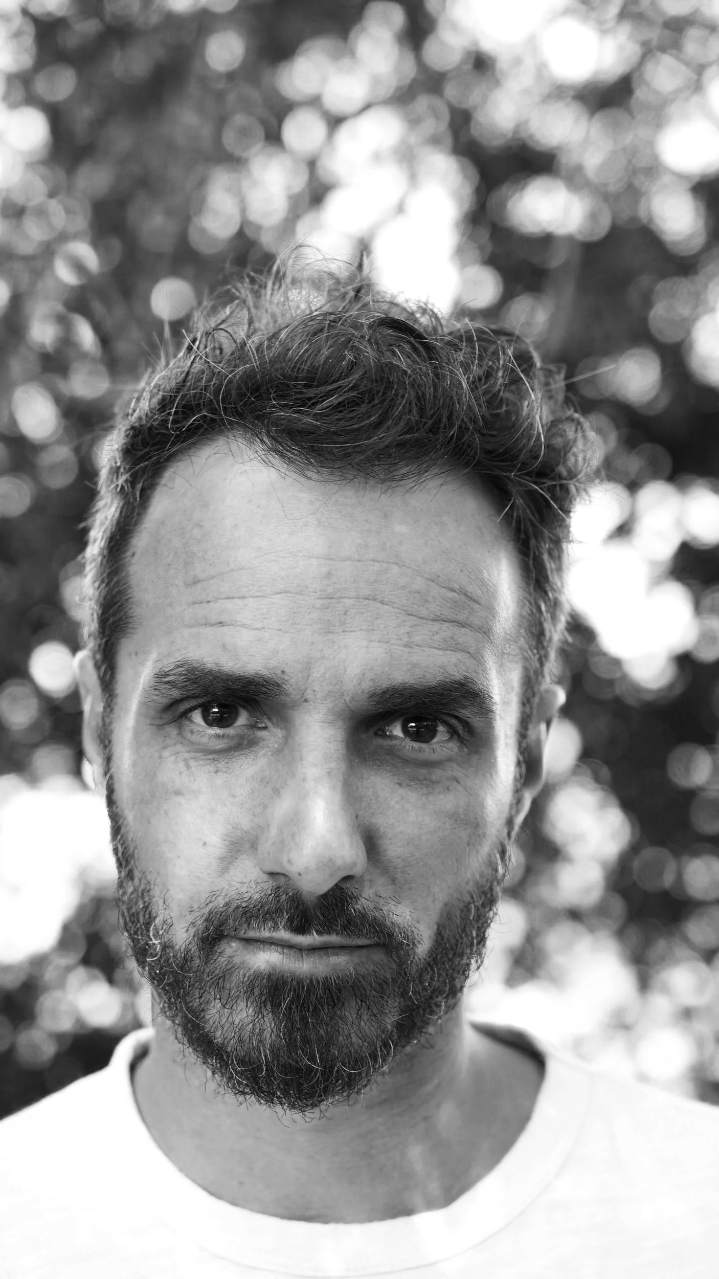 Portrait en noir et blanc de Mathieu Mullier-Griffiths, conseiller en direction et intervenant dans l'atelier cinéma.