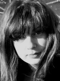 Portrait en noir et blanc de Mathilde Lecarpentier, intervenante dans l'atelier interprétation