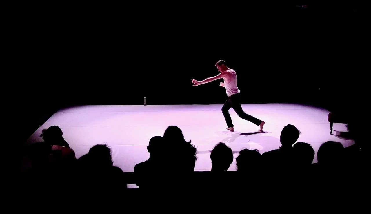 Yan Allegret, auteur, metteur en scène, acteur et Co-directeur du Nouveau Gare au théâtre sur scène