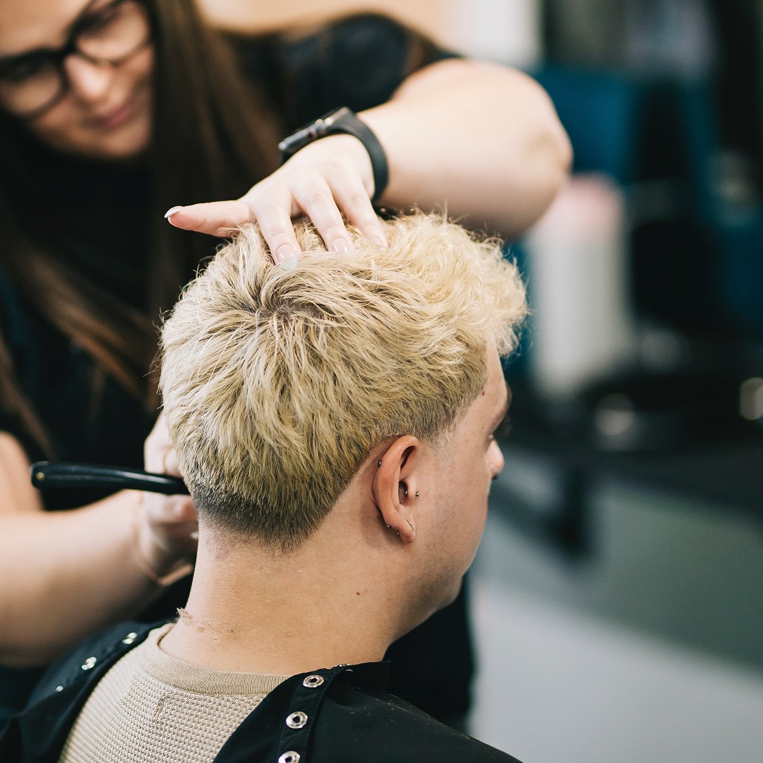 Time to lock in your fresh cut before the calendar fills up! ✂️💈