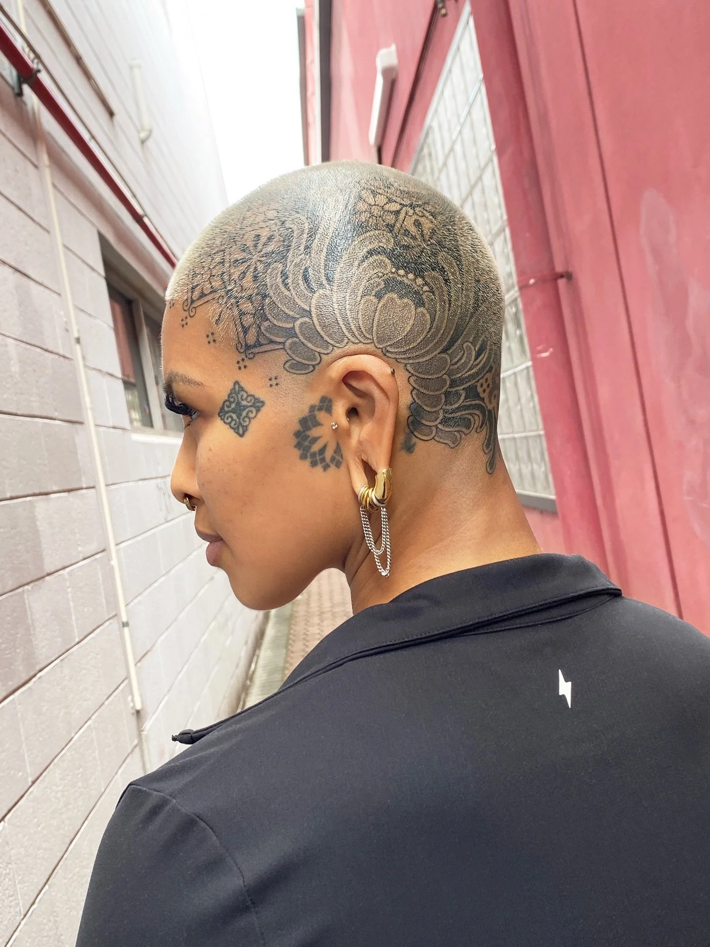 Blonde buzz, flawless fade.
Soft tone, sharp execution.
Nothing extra, just precision. 
Say less 🙌