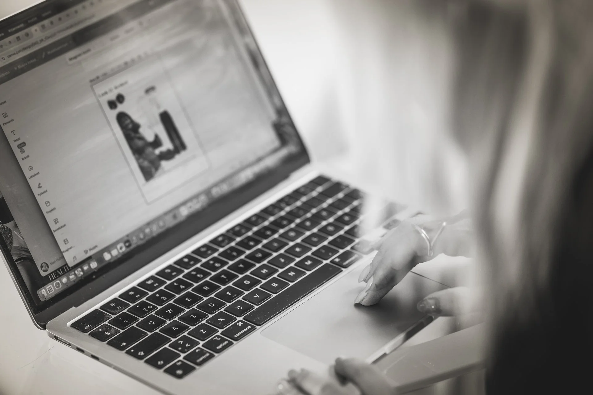 Ota yhteyttä IMAGOsettersiin tyyli ja pukeutuminen sekä muissa asioissa. Nainen on kuvassa tietokoneella, vaalea nainen.