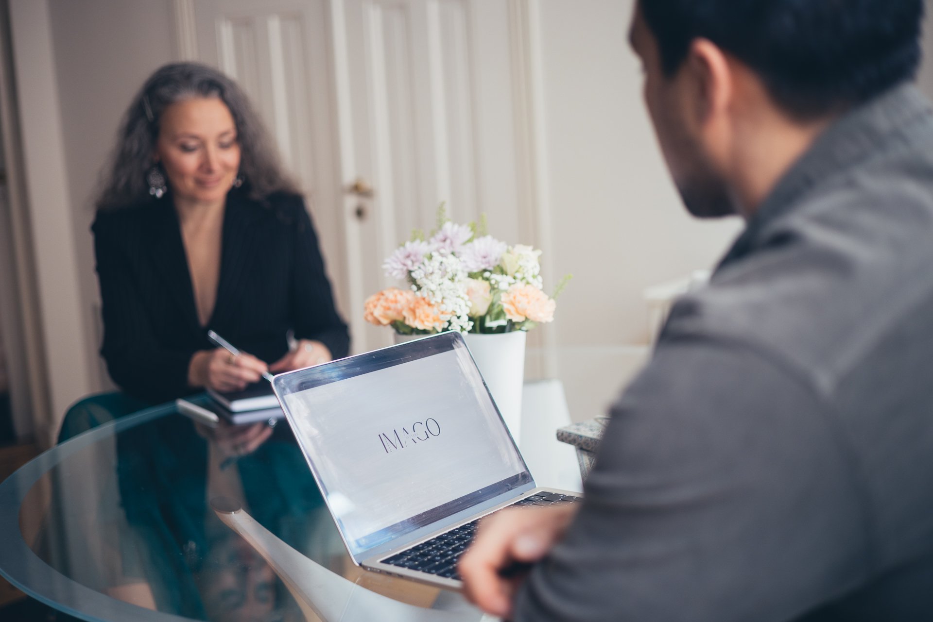 Imagosettersin asiakaskokemus on hyvä. Asiakkaat kertovat näkemyksiään. PR-strategi Heidi Talas-Ekholm keskustelee asiakkaan kanssa.