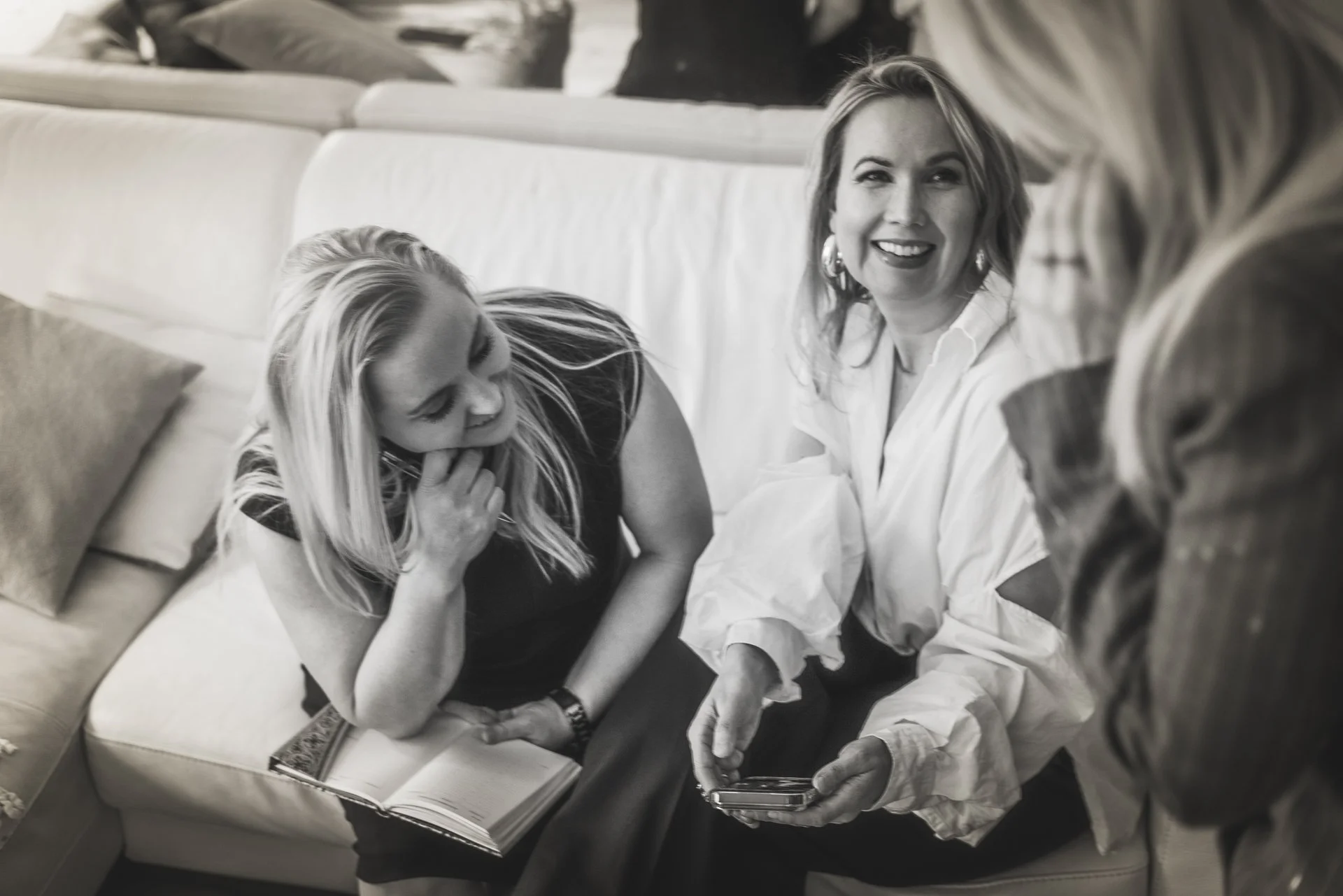 imagosettersin henkilöbrändi- ja viestintästrategi Elisa Kannasto ja somestrategi Iriz Silander keskustelevat henkilöbrändistrategi ja muotistailisti Mari Huhtamäen kanssa.